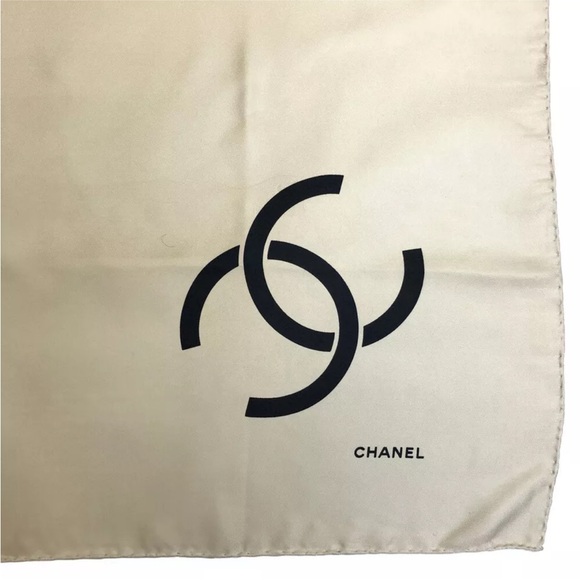 ✨🛍️ Chanel Ivory CC Logo Silk Scarf - Picture 5 of 7